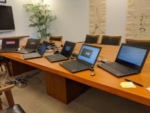 アクティブディレクトリ環境で、弊社がPCを設定を行っている写真。